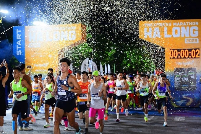 Các runner xuất phát ở cự ly 42km Các runner xuất phát ở cự ly 42km