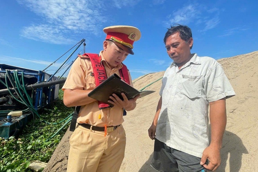 CSGT kiểm tra phương tiện hút cát trên sông Sài Gòn đoạn cầu Bình Gởi thuộc xã An Sơn, TP Thuận An