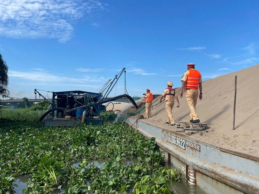 Lực lượng công an kiên quyết xử lý các phương tiện không đăng ký đăng kiểm, vận chuyển cát sỏi không chứng minh được nguồn gốc.