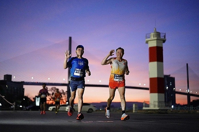 Runner đón bình minh trên cung đường chạy của VnExpress Marathon. Runner đón bình minh trên cung đường chạy của VnExpress Marathon.