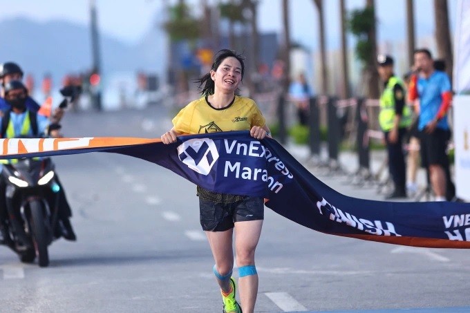 Phạm Thị Hiên, người từng giữ kỷ lục marathon nữ Việt Nam cuối những năm 2000, bất ngờ về nhất 21km nữ với kết quả tạm tính 1 tiếng 29 phút 2 giây. Phạm Thị Hiên, người từng giữ kỷ lục marathon nữ Việt Nam cuối những năm 2000, bất ngờ về nhất 21km nữ với kết quả tạm tính 1 tiếng 29 phút 2 giây.