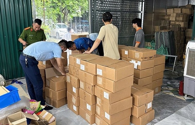 Thu giữ hơn 5.000 lọ mỹ phẩm “trôi nổi”, không rõ nguồn gốc