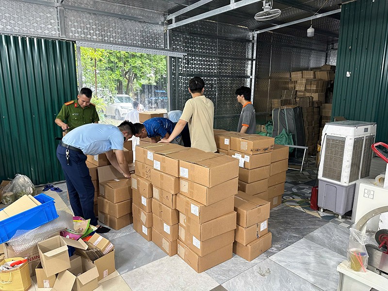 Thu giữ hơn 5.000 lọ mỹ phẩm “trôi nổi”, không rõ nguồn gốc