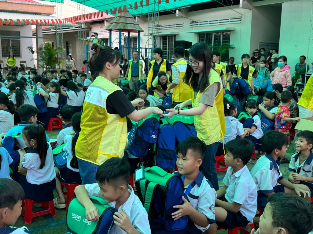 Gần 100 tình nguyện viên là nhân viên CLD (Việt Nam) và The Ascott Limited đã trao tặng dụng cụ học tập và tham gia các hoạt động ngoài trời cùng học sinh