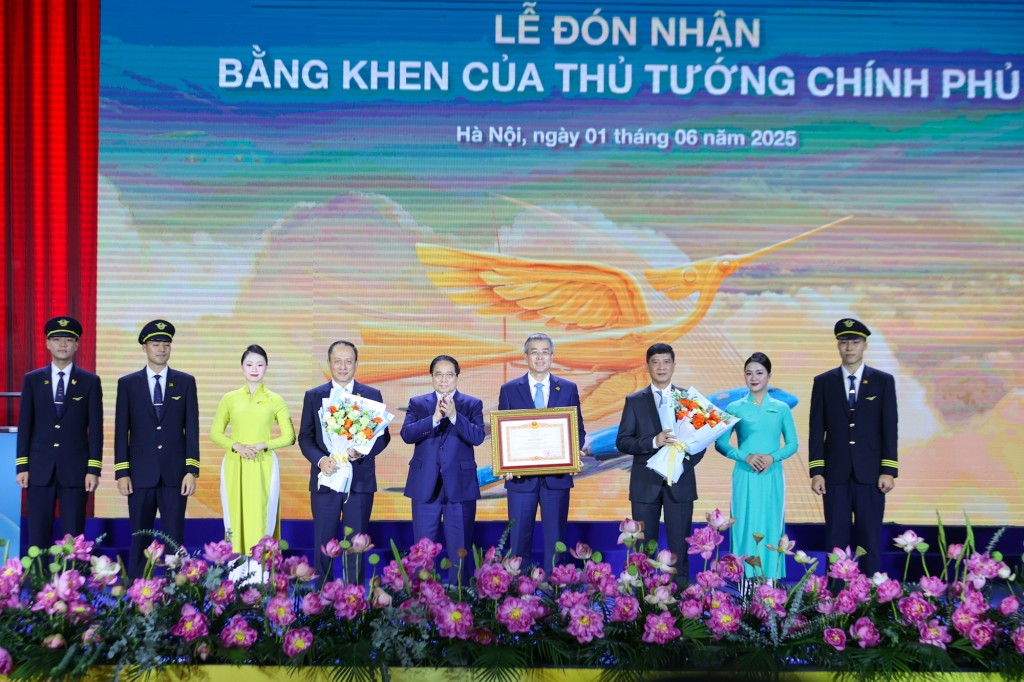Thủ tướng Phạm Minh Chính trao Bằng khen cho Tổng công ty Hàng không Việt Nam vì những thành tích xuất sắc, đóng góp tích cực vào sự nghiệp phát triển kinh tế - xã hội và hội nhập quốc tế của đất nước - Ảnh: VGP/Nhật Bắc