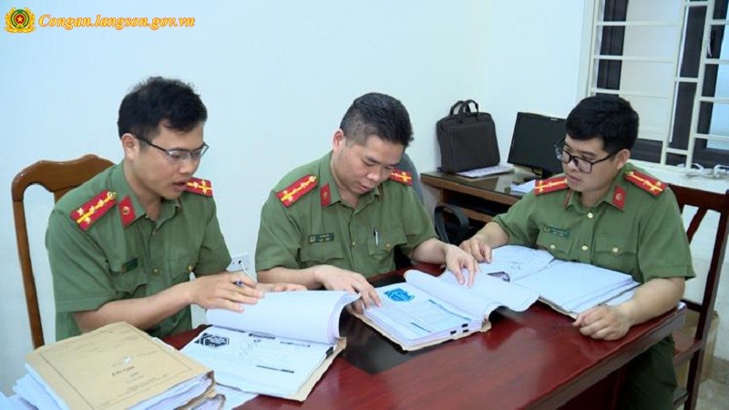 Cán bộ chiến sĩ Công an tỉnh Lạng Sơn nghiên cứu tài liệu vụ án