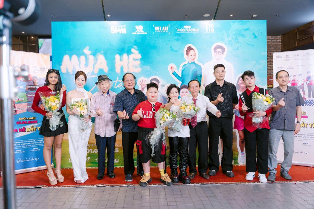 Chủ tịch Hội điện ảnh Việt Nam Đinh lệnh Hùng Tú , TBT Thời Báo Văn học nghệ thuật Hoàng Dự cùng các đạo diễn và êkip diễn viên đoàn phim