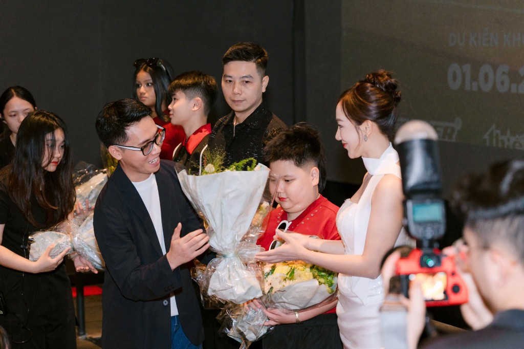 Đạo diễn Đồng Công Hiếu - Giám đốc Việt art film tặng những bó hoa tươi thắm cho diễn viên, đạo diễn và ekip đoàn phim.
