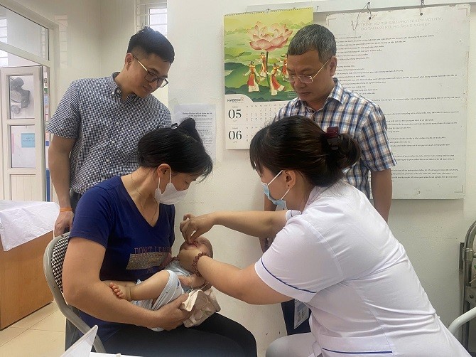 Bổ sung Vitamin A liều cao cho trẻ tại Trạm y tế phường Hạ Đình (quận Thanh Xuân).
