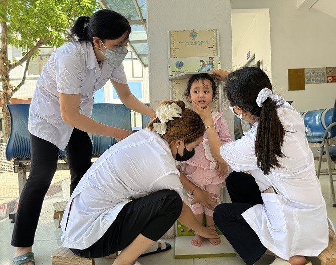 Trẻ được đo chiều cao trong chiến dịch.