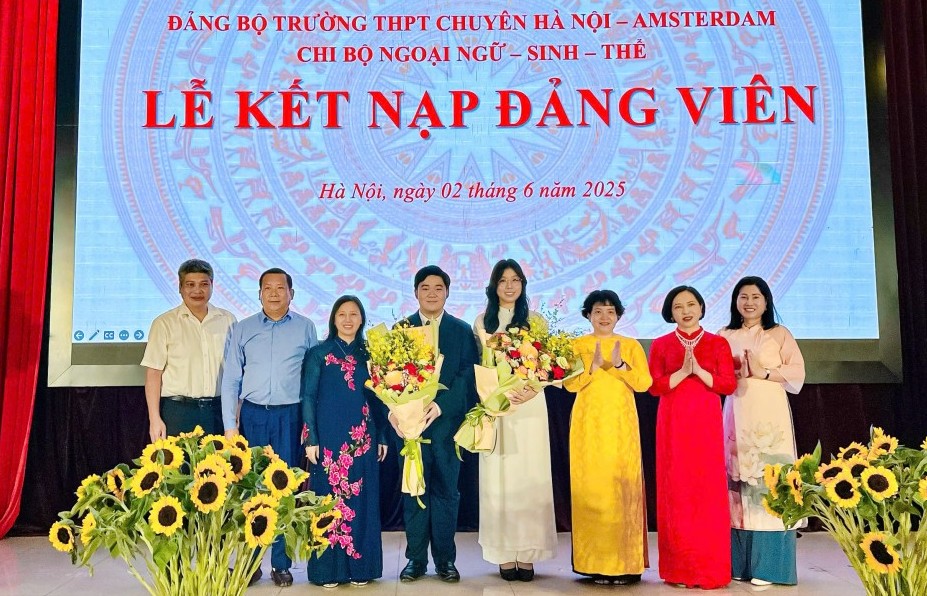 Hà Nội có thêm 2 đảng viên tuổi 18 dưới mái trường phổ thông