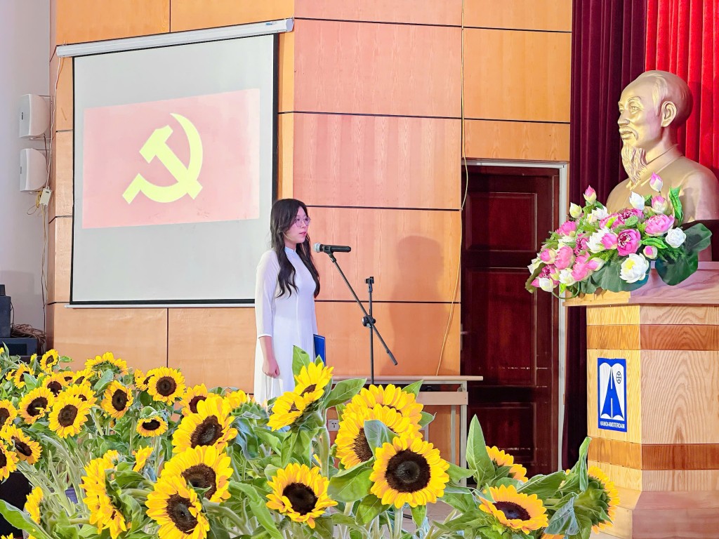 Hà Nội có thêm 2 đảng viên tuổi 18 dưới mái trường phổ thông