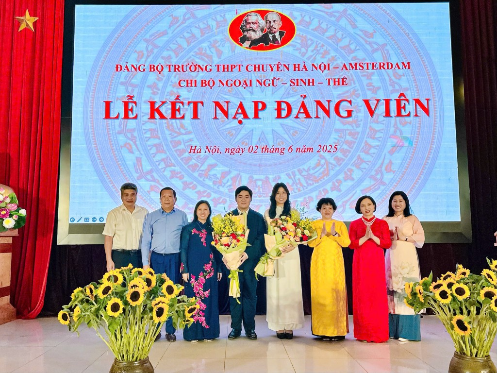 Hà Nội có thêm 2 đảng viên tuổi 18 dưới mái trường phổ thông