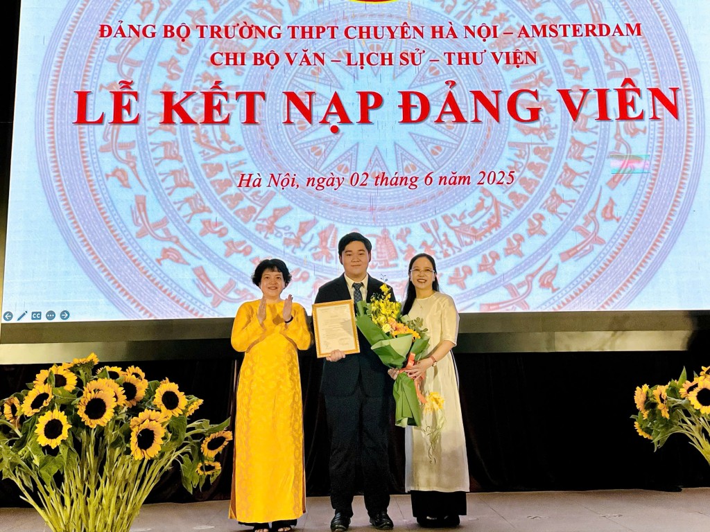 Hà Nội có thêm 2 đảng viên tuổi 18 dưới mái trường phổ thông