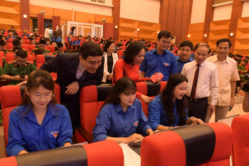 Thi tìm hiểu truyền thống Quốc hội Việt Nam nhận phần thưởng hấp dẫn
