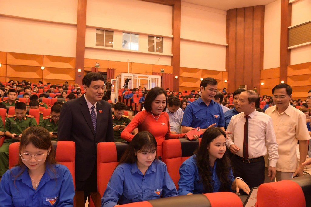 Thi tìm hiểu truyền thống Quốc hội Việt Nam nhận phần thưởng hấp dẫn