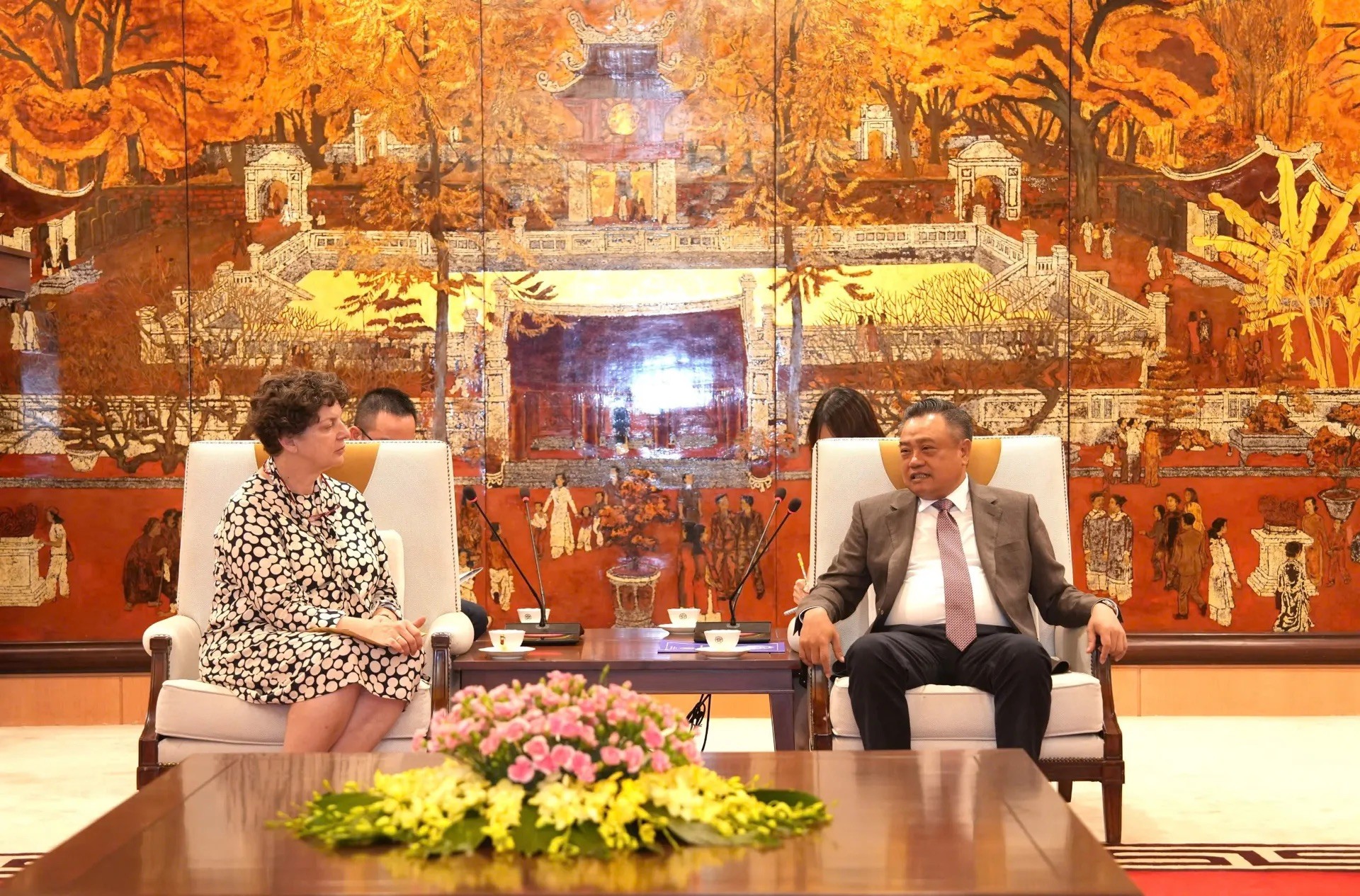 Chủ tịch UBND TP Hà Nội Trần Sỹ Thanh trao đổi với Đại sứ Cộng hòa Liên bang Đức tại Việt Nam Helga Margarete Barth trong buổi tiếp