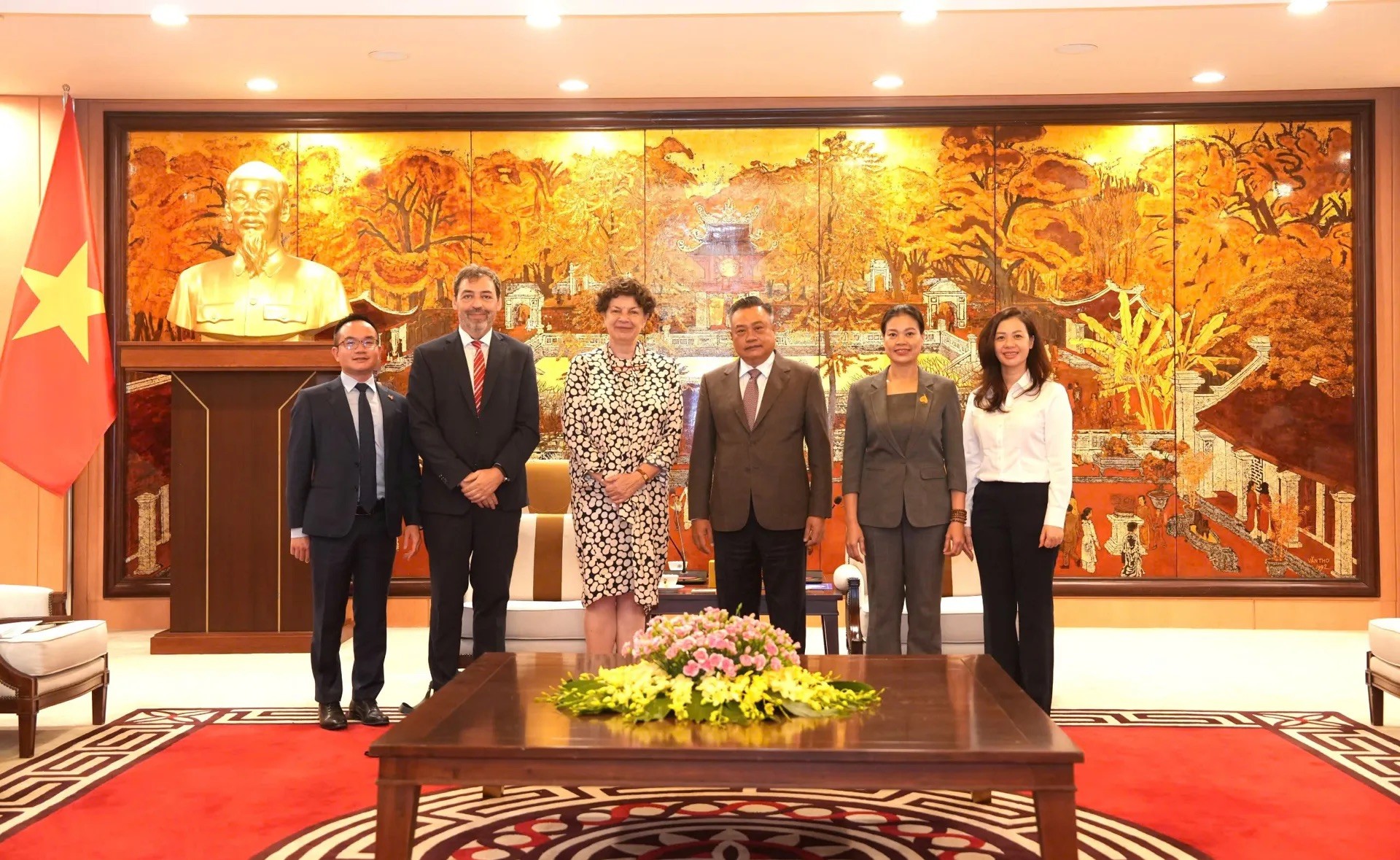 Chủ tịch UBND TP Hà Nội Trần Sỹ Thanh chụp ảnh lưu niệm với Đại sứ Cộng hòa Liên bang Đức Helga Margarete Barth và đoàn công tác tại Phòng Khánh tiết, Trụ sở UBND Thành phố. Ảnh: Linh Phạm