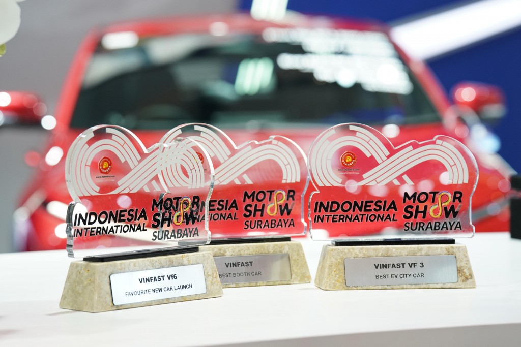 VinFast lập kỉ lục tại IIMS Surabaya 2025 với 4 giải thưởng, VF 3 được xướng tên “Xe điện đô thị tốt nhất”
