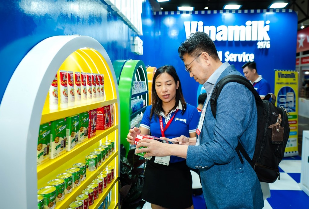 Nhiều khách hàng tìm hiểu về các sản phẩm đổi mới của Vinamilk với bước đột phá về dinh dưỡng, công nghệ và hương vị
