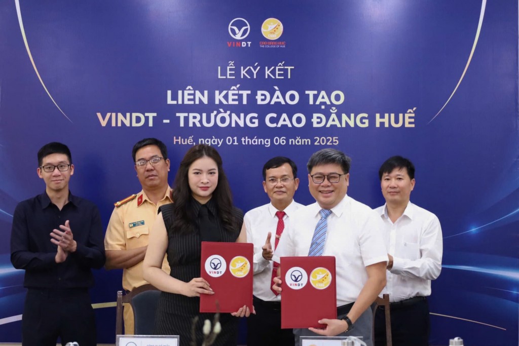   VinDT và Trường cao đẳng Huế ký kết liên kết chương trình đào tạo. 