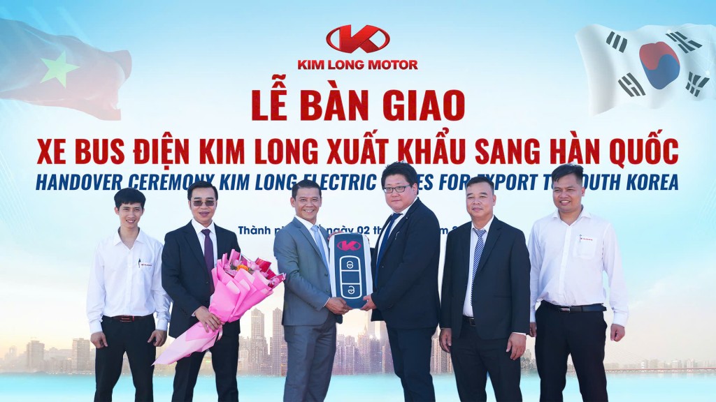Công ty Cổ phần Kim Long Motor Huế chính thức bàn giao chiếc xe bus điện đầu tiên thương hiệu Kim Long cho Công ty TNHH Daon Mobility (Hàn Quốc)