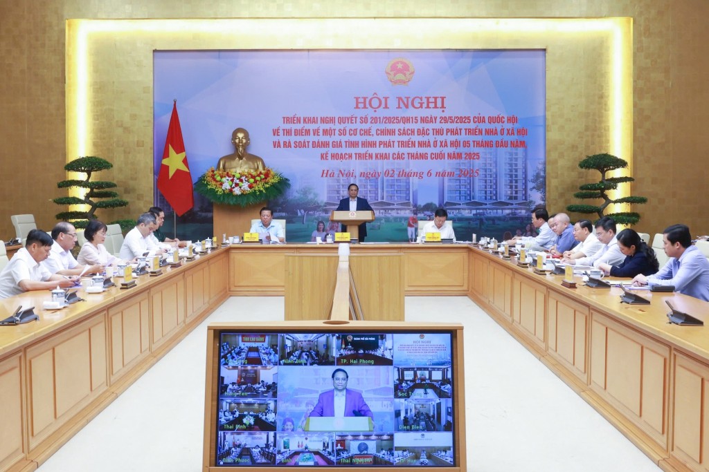 Thủ tướng nhấn mạnh, cần hiểu đúng về phạm vi rất rộng của các đối tượng được hỗ trợ trong chính sách nhà ở xã hội - Ảnh: VGP/Nhật Bắc