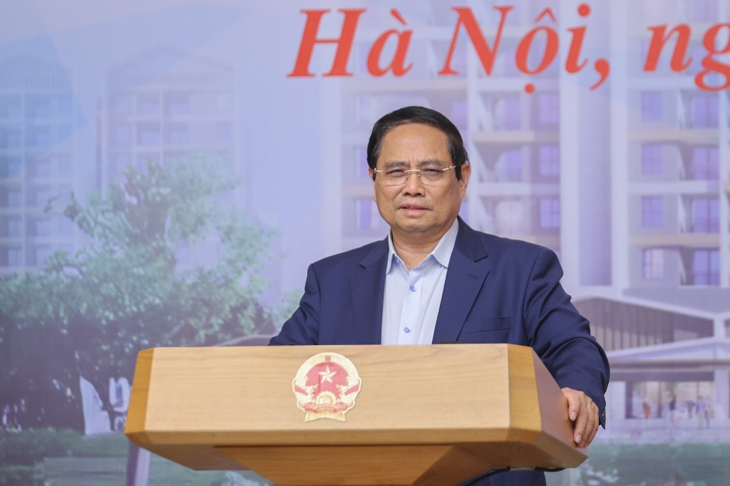 Thủ tướng nêu rõ, thể chế, cơ chế, chính sách đã từng bước hoàn thiện, chúng ta phải tổ chức thực hiện hiệu quả với mục tiêu năm nay hoàn thành ít nhất 100.000 căn và tới 2030 hoàn thành ít nhất 1 triệu căn hộ - Ảnh: VGP/Nhật Bắc