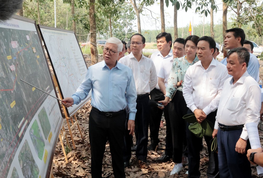 Bí thư Tỉnh ủy Nguyễn Văn Lợi cùng các lãnh đạo địa phương tại buổi kiểm tra, khẳng định quyết tâm hoàn thành dự án cao tốc TP Hồ Chí Minh - Thủ Dầu Một - Chơn Thành, đoạn qua tỉnh Bình Dương vào năm 2027. 