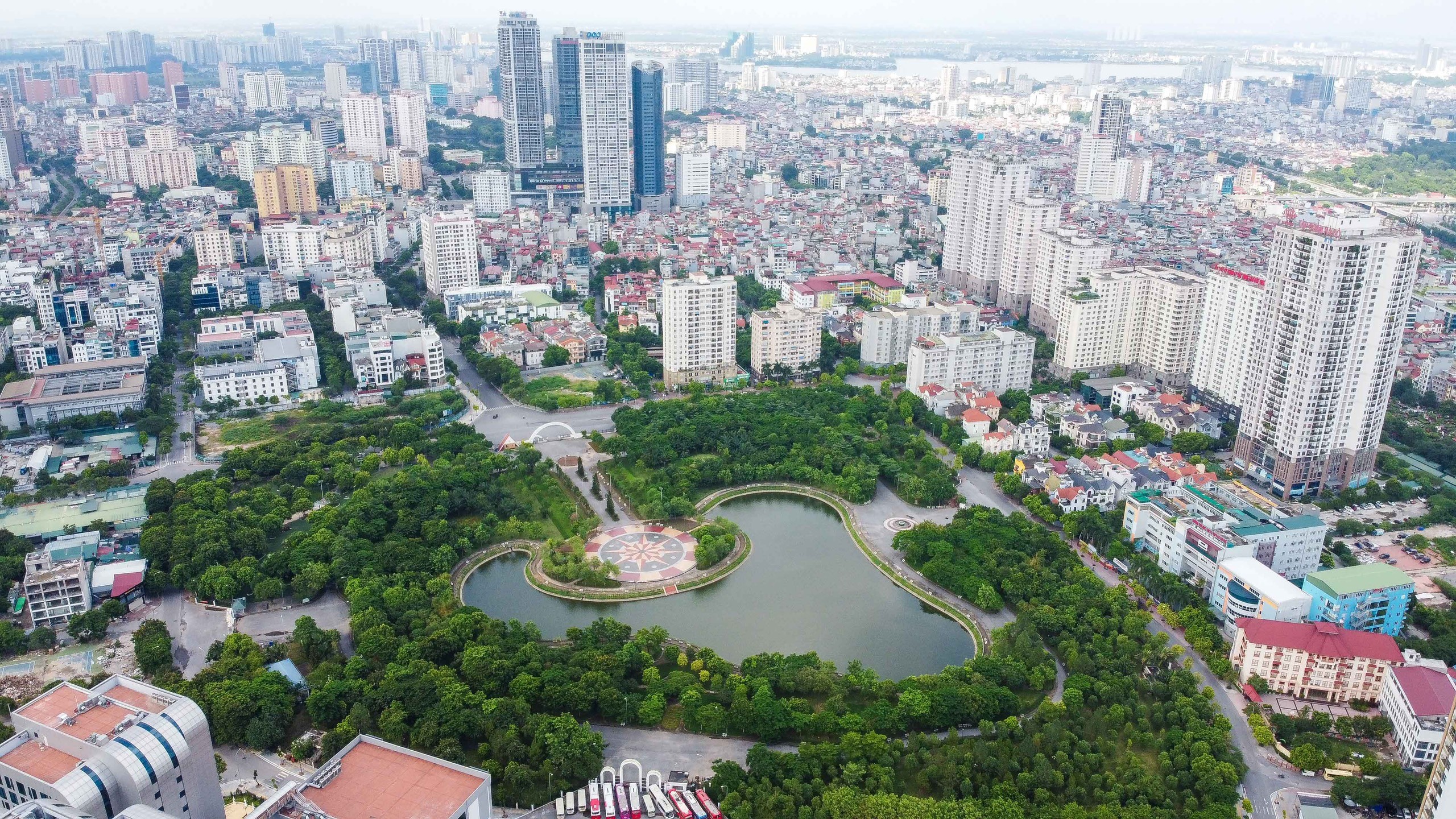 Hà Nội đã, đang và sẽ xây dựng mới, cải tạo thêm nhiều công viên, vườn hoa để phục vụ nhân dân.