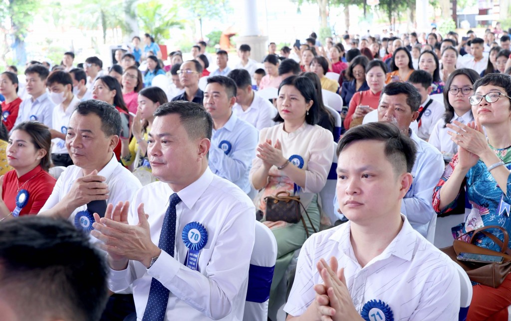 Biểu dương 100 gia đình công nhân, viên chức Thủ đô tiêu biểu