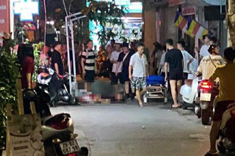 Người dân phối hợp cùng lực lượng chức năng đưa nạn nhân vào viện cấp cứu