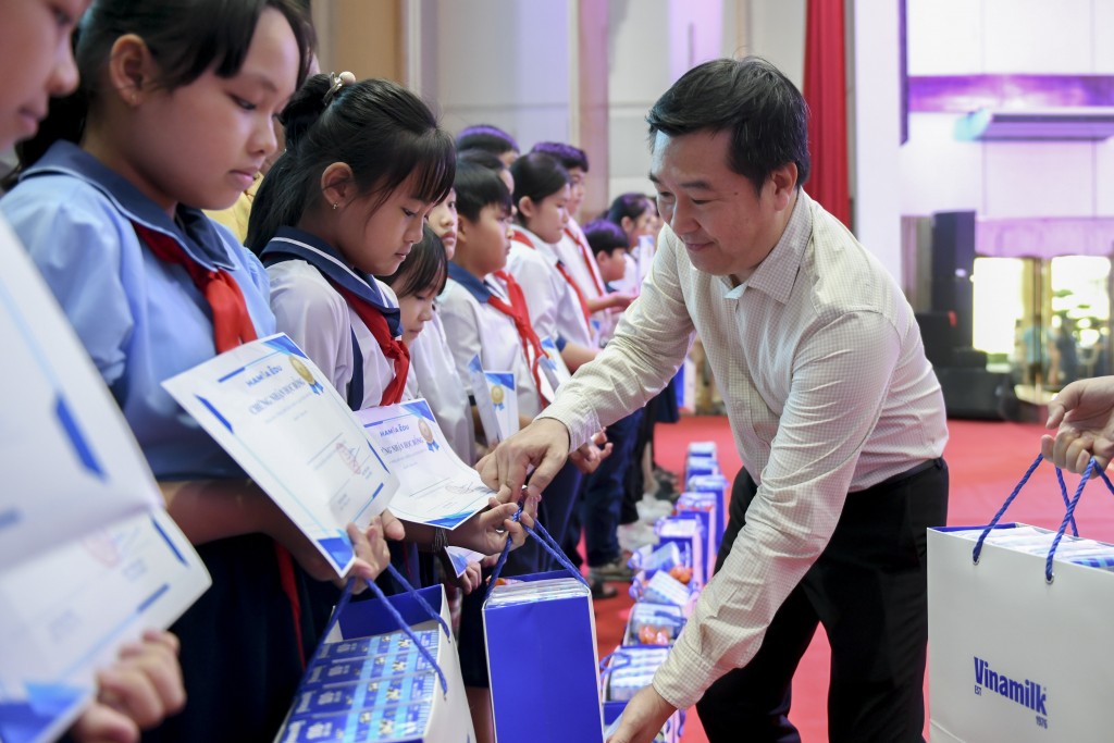 Ông Đỗ Thanh Tuấn – Giám đốc Đối ngoại Vinamilk – tặng quà 1/6 cho các em học sinh vượt khó, học giỏi trong chương trình