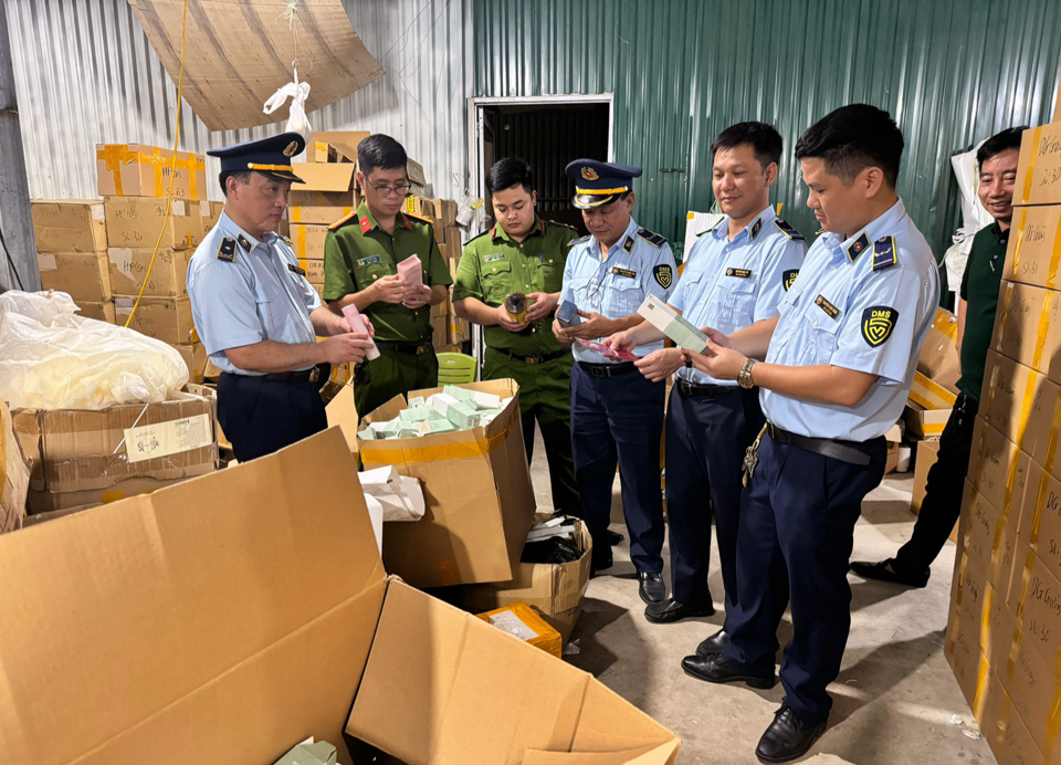 5 tháng đầu năm 2025, các lực lượng chức năng Ban Chỉ đạo 389 thành phố Hà Nội kiểm tra 9.587 trường hợp, xử lý 8.770 vụ vi phạm về buôn lậu, gian lận thương mại và hàng giả... 5 tháng đầu năm 2025, các lực lượng chức năng Ban Chỉ đạo 389 thành phố Hà Nội kiểm tra 9.587 trường hợp, xử lý 8.770 vụ vi phạm về buôn lậu, gian lận thương mại và hàng giả...