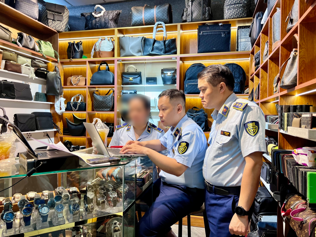 Lực lượng Quản lý thị trường đồng loạt kiểm tra Saigon Square (Quận 1), phát hiện hàng nghìn sản phẩm nghi giả mạo thương hiệu nổi tiếng