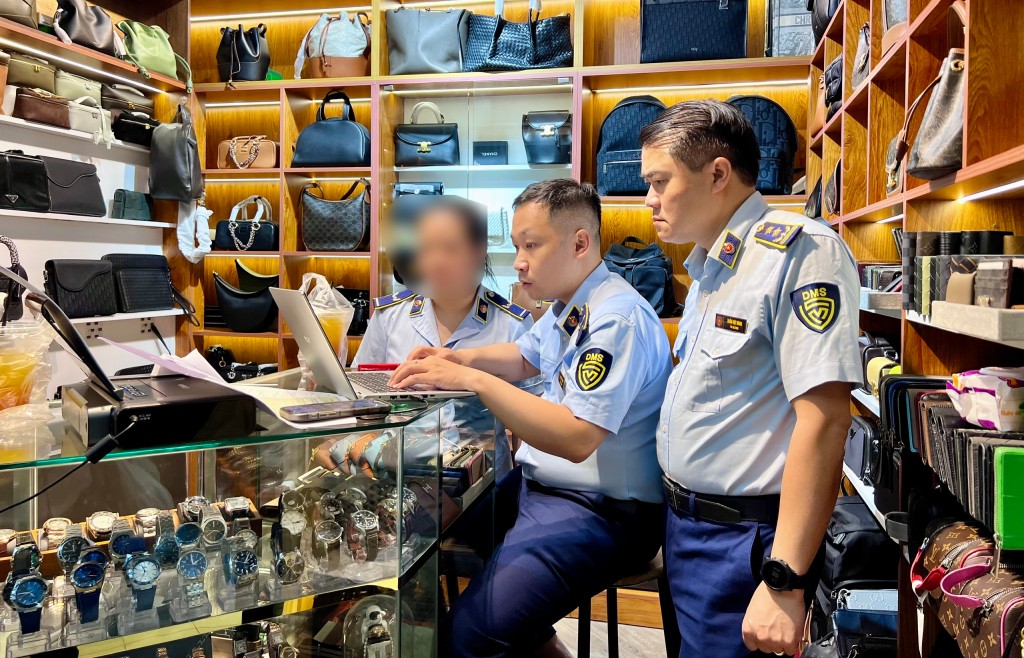 Điểm nóng buôn bán hàng giả, hàng nhái tại TP Hồ Chí Minh