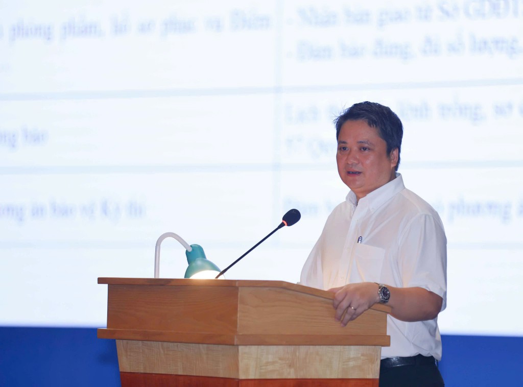 Trưởng phòng Quản lý thi và kiểm định chất lượng (Sở GD&ĐT) Nghiêm Văn Bình thông tin tại hội nghị. (Ảnh: Thanh Tùng)