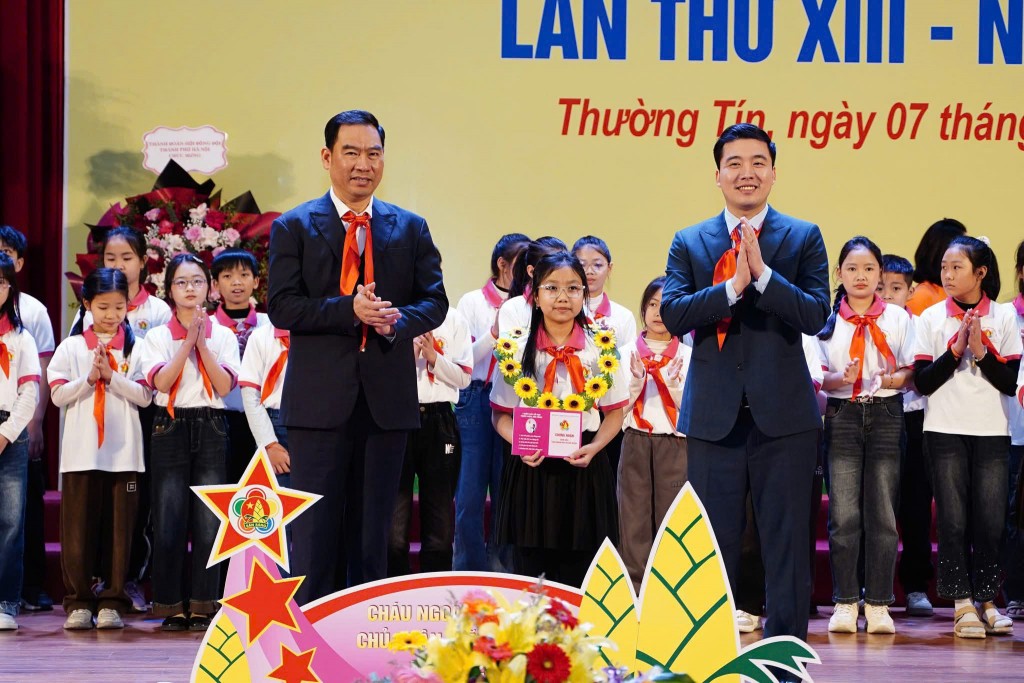 Đồng chí Dương Minh Đức, lãnh đạo huyện Thường Tín và các em nhỏ Đại hội Cháu ngoan Bác Hồ huyện Thường Tín, TP Hà Nội