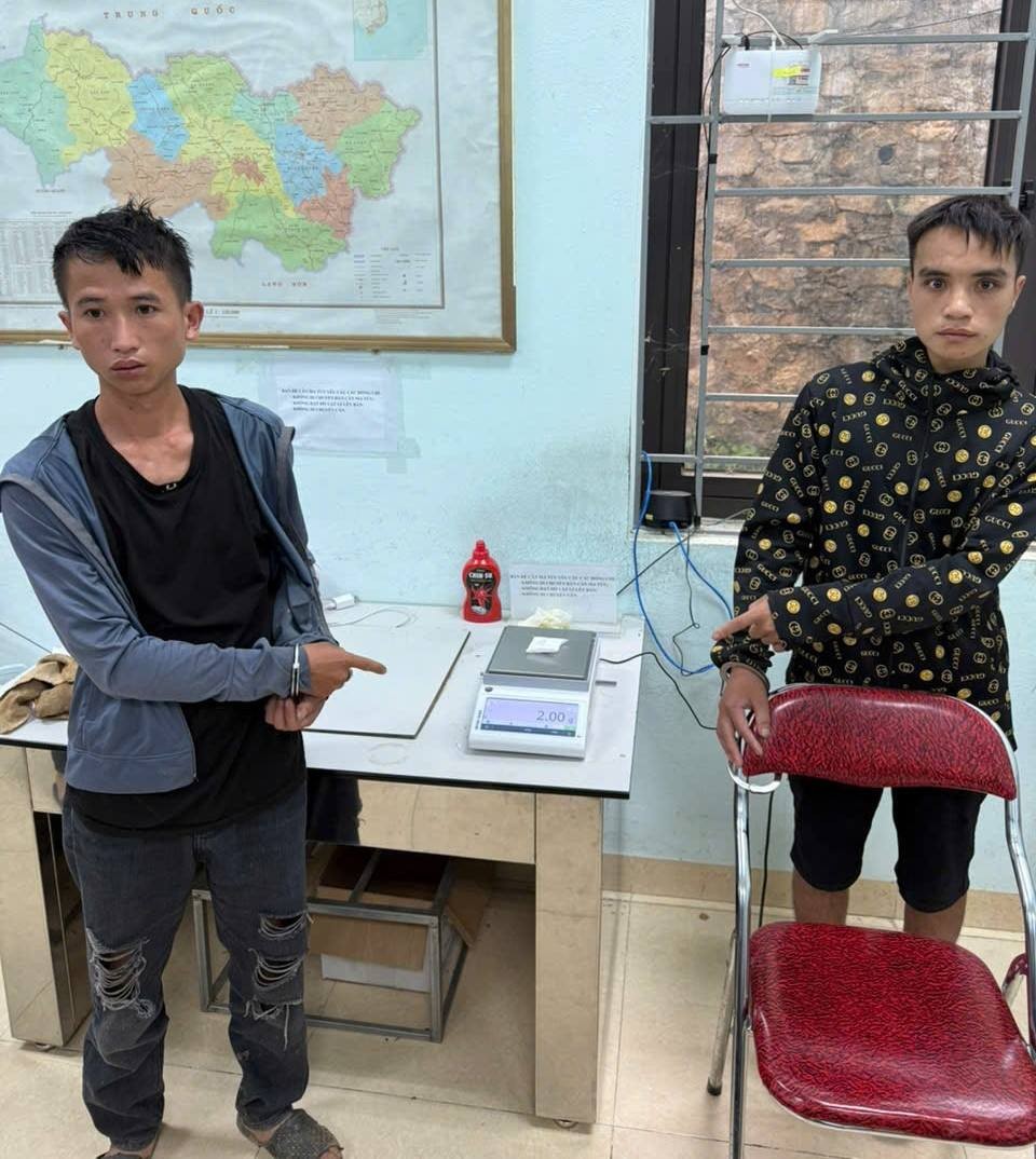 Đối tượng Cô Văn Cao (bên trái) và Hoàng Văn Ngản (bên phải) tại cơ quan Công an Đối tượng Cô Văn Cao (bên trái) và Hoàng Văn Ngản (bên phải) tại cơ quan Công an