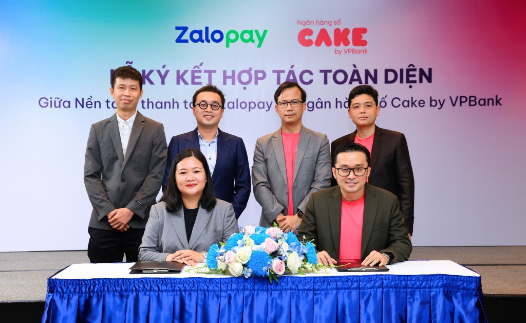 Bà Lê Lan Chi – Tổng Giám đốc Zalopay, và ông Nguyễn Hữu Quang – Tổng Giám đốc Ngân hàng số Cake by VPBank ký kết thỏa thuận hợp tác toàn diện, tích hợp loạt sản phẩm tài chính số trên nền tảng Zalopay
