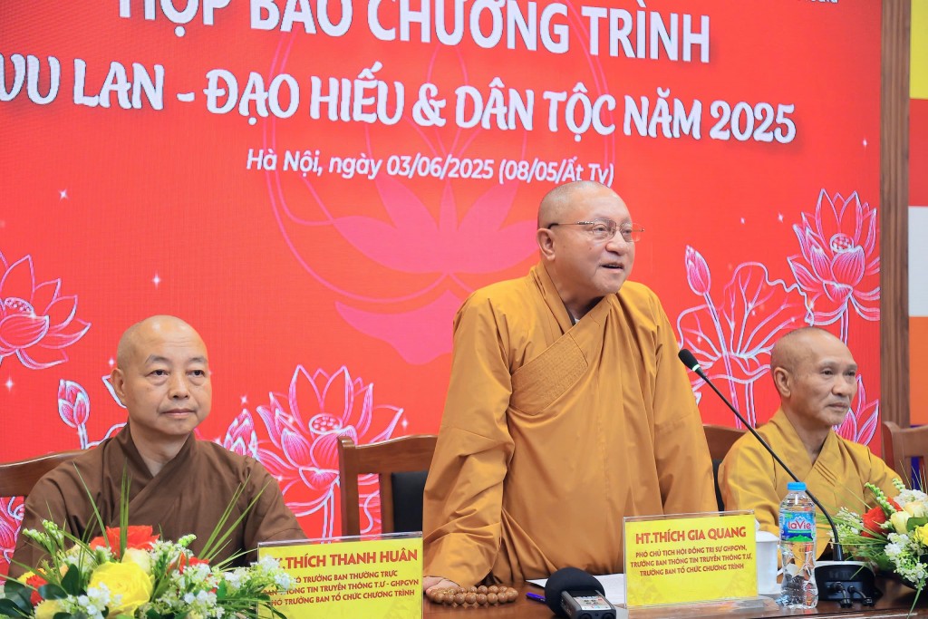 Hòa thượng Thích Gia Quang - - Phó Chủ tịch Hội đồng Trị sự, Trưởng Ban Thông tin - truyền thông Trung ương Giáo hội Phật giáo Việt Nam thông tin về các hoạt động tại chương trình