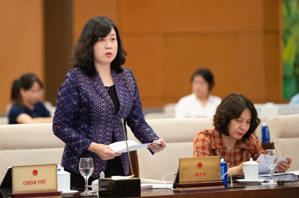 Bộ trưởng Bộ Y tế Đào Hồng Lan trình bày tờ trình.