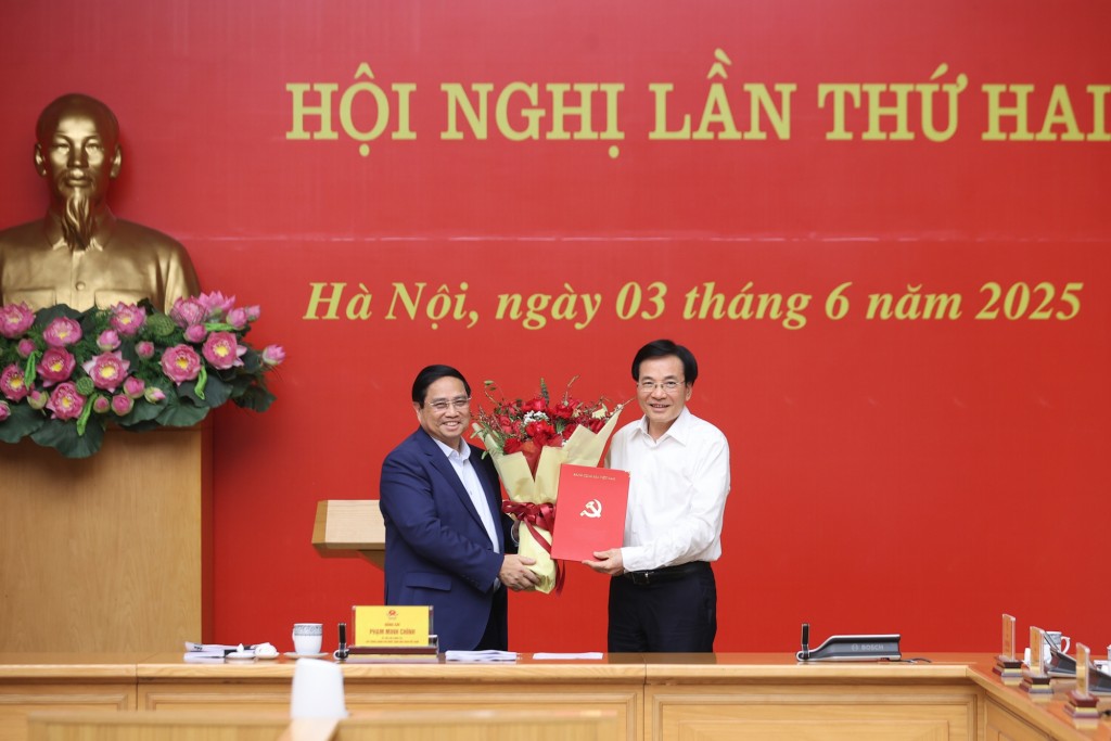 Bí thư Đảng ủy Chính phủ, Thủ tướng Phạm Minh Chính trao Quyết định của Bộ Chính trị chỉ định đồng chí Trần Văn Sơn, Ủy viên Trung ương Đảng, Ủy viên Ban Thường vụ Đảng ủy Chính phủ, Bộ trưởng, Chủ nhiệm Văn phòng Chính phủ, kiêm nhiệm giữ chức Phó Bí thư Đảng ủy Chính phủ - Ảnh: VGP/Nhật Bắc