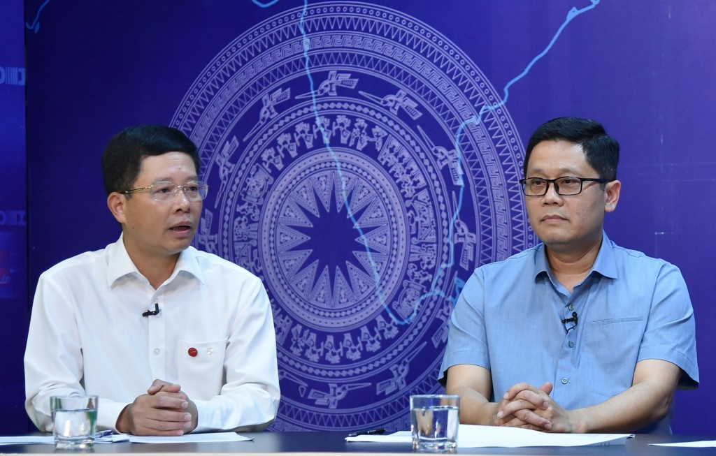 Thiếu tướng Nguyễn Hồng Nguyên, Phó Chánh văn phòng, Bộ Công an (phải) và Đại tá Đào Xuân Vũ, Phó Tổng giám đốc Tập đoàn Công nghiệp-Viễn thông Quân đội (Viettel) tại Tọa đàm - Ảnh: VGP/Dương Tuấn