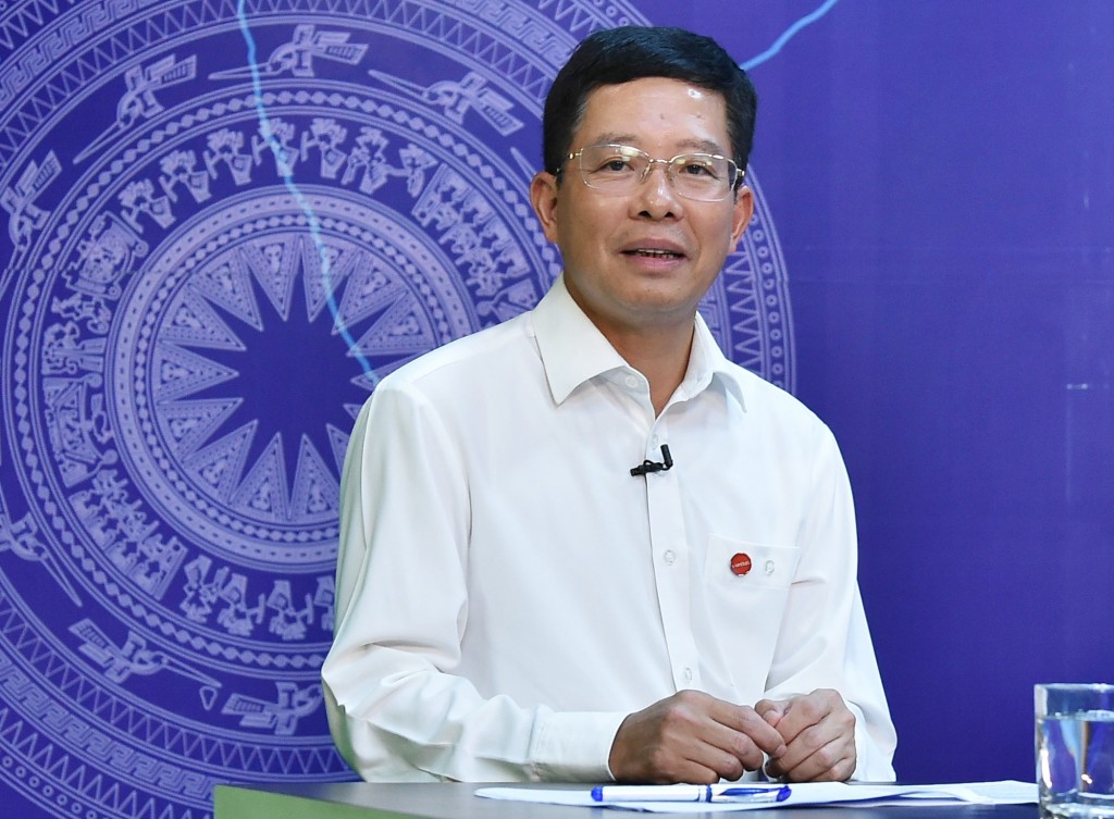 Đại tá Đào Xuân Vũ, Phó Tổng giám đốc Tập đoàn Công nghiệp- Viễn thông Quân đội (Viettel), thông tin về những kết quả mà Viettel đã đóng góp suốt thời gian để góp phần bàn giao nhà cho bà con - Ảnh: VGP/Dương Tuấn