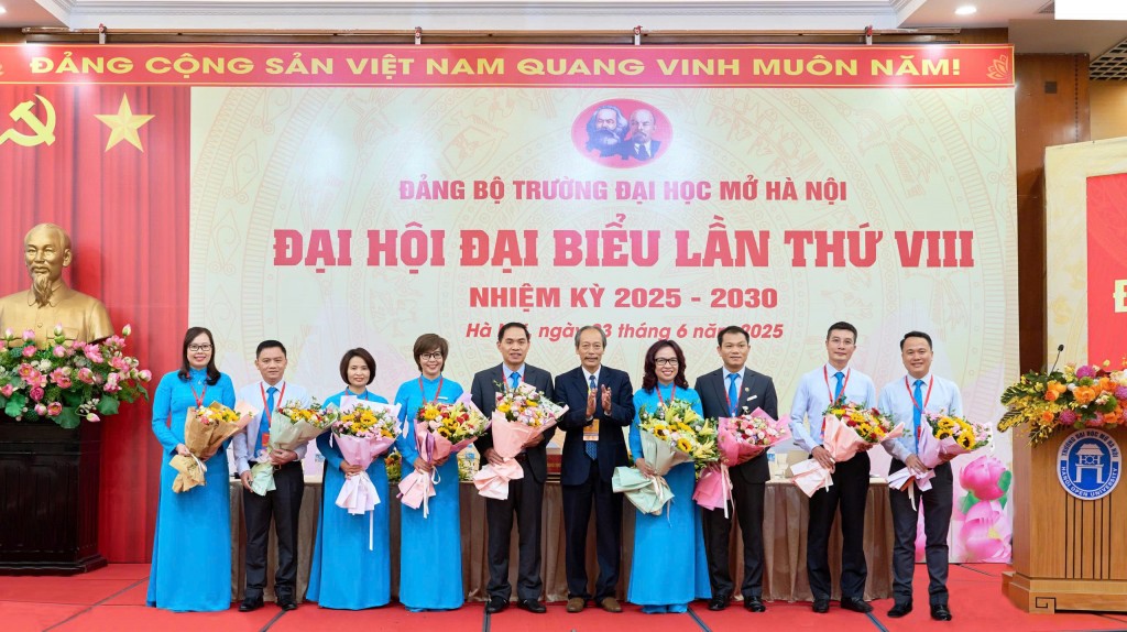 Ban chấp hành Đảng bộ Trường Đại học Mở Hà Nội nhiệm kỳ 2025-2030 ra mắt Đại hội