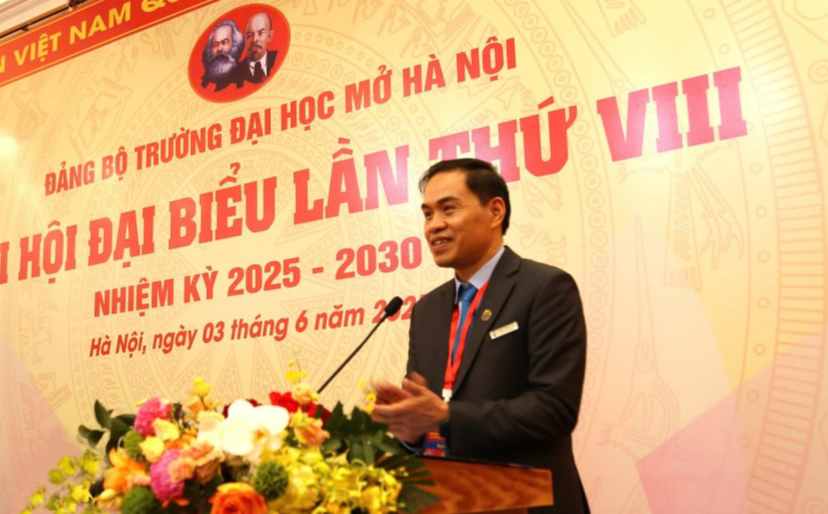 Đồng chí Dương Thăng Long, Bí thư Đảng ủy Khóa VIII phát biểu tại Đại hội