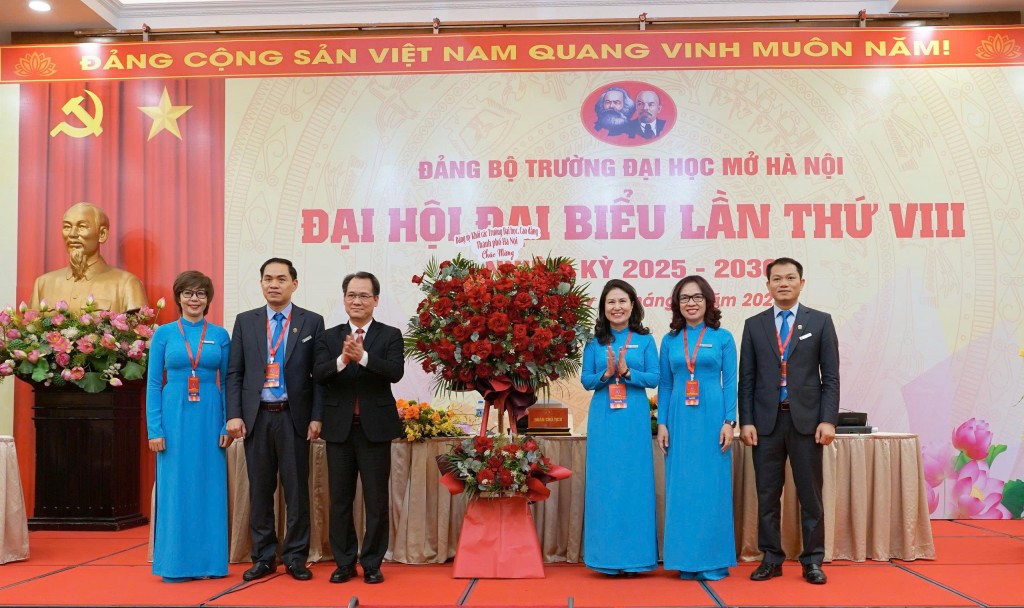 Đoàn Chủ tịch đón nhận lẵng hoa chúc mừng của Đảng ủy Khối các trường đại học, cao đẳng Hà Nội