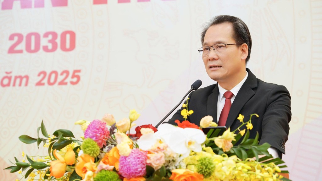 Đồng chí Nguyễn Thanh Sơn – Thành uỷ viên, Bí thư Đảng ủy Khối đánh giá cao những thành tựu mà Đảng bộ nhà trường đạt được trong nhiệm kỳ 2020-2025, đồng thời kỳ vọng vào nhiệm kỳ 2025-2030 có những bước phát triển bứt phá và bền vững