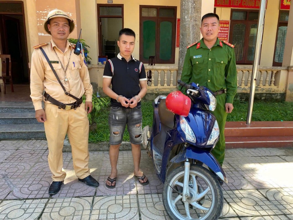 Tổ CSGT địa bàn Quỳ Châu phối hợp với Công an thị trấn Tân Lạc bắt giữ đối tượng Vi Quốc Đạt